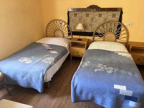 Viana 2 persons Bathroom share with Los Arcos