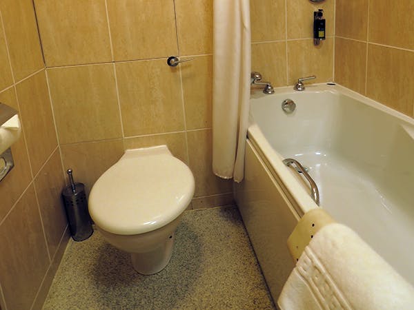 Bath and toilet in the bedrooms in the Cabarfeidh Hotel.
