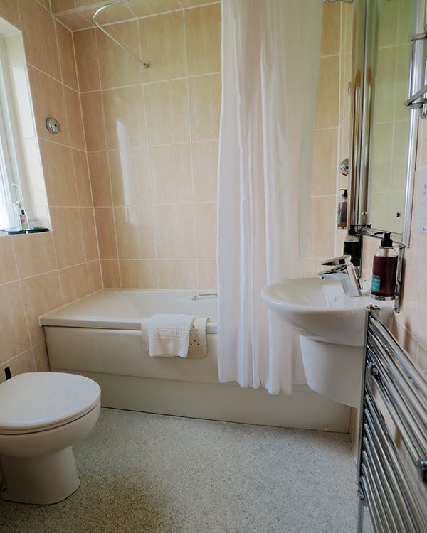 Bath and toilet in the bedrooms in the Cabarfeidh Hotel.