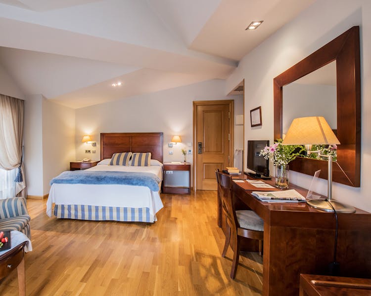 Habitación clásica con cama doble.