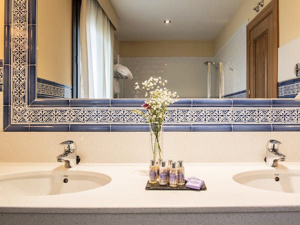Todas las habitaciones con amplios baños.