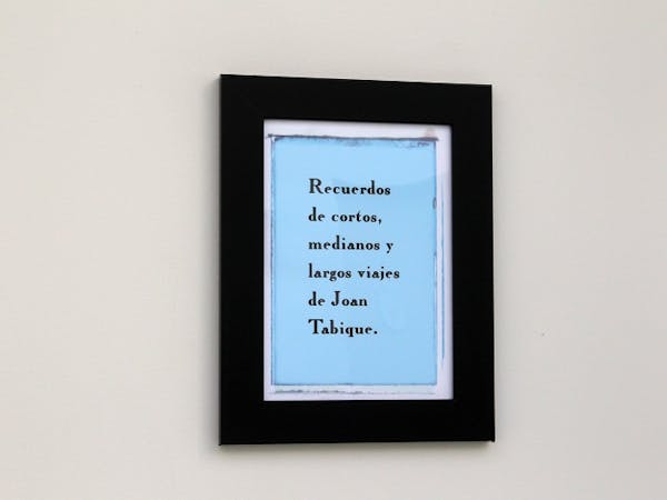 Junior Suite Recuerdos de viaje de Joan Tabique, logo