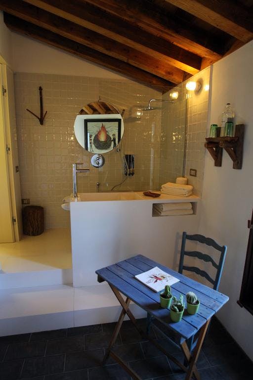 Junior Suite Nido Room, shower and sink