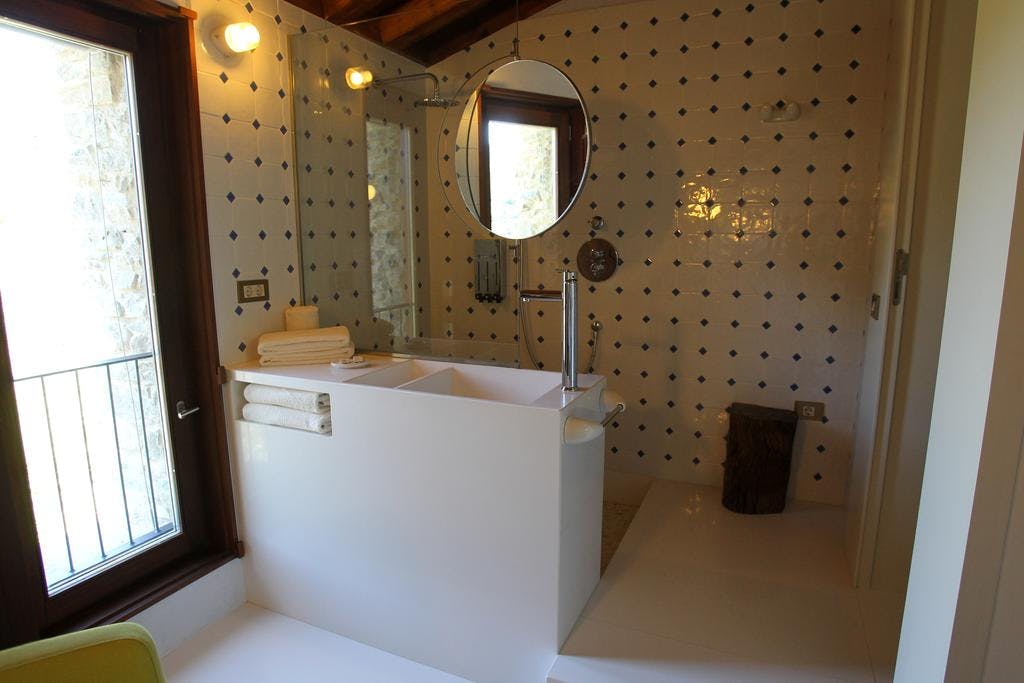 Junior Suite Recuerdos de viaje de Joan Tabique, shower