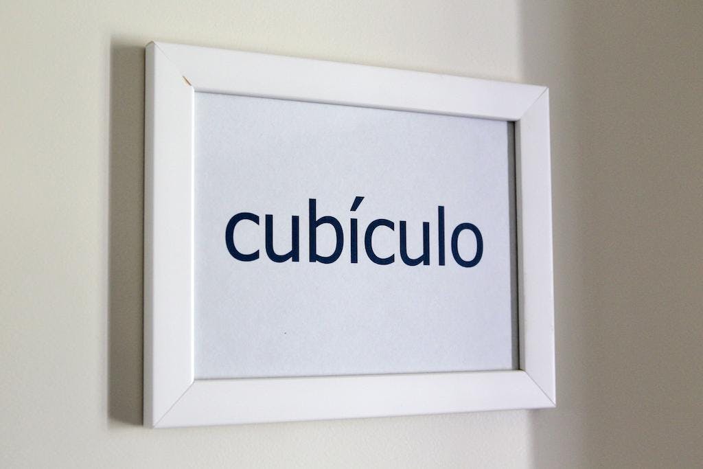 Junior Suite Cubículo, logo