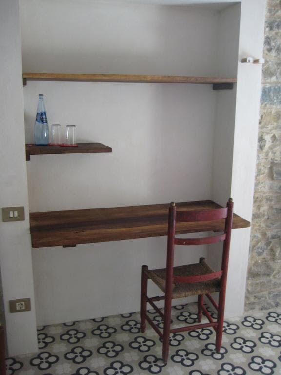 Double room Puntos Suspensivos, desk