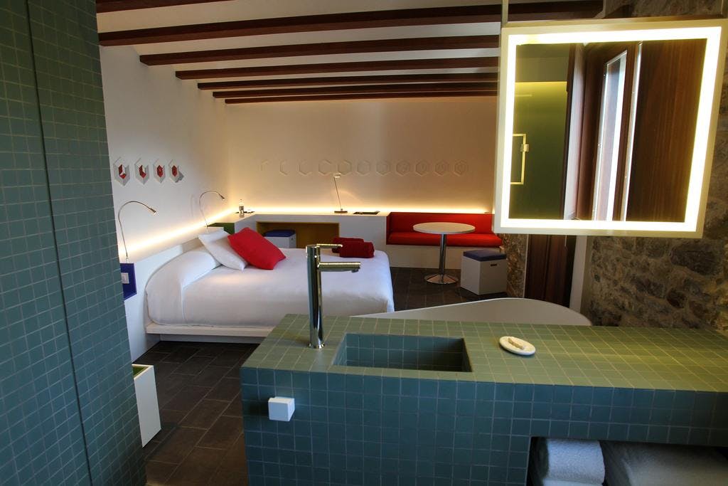 Junior Suite Cubículo, bed and sink