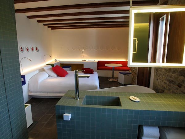 Junior Suite Cubículo, bed and sink