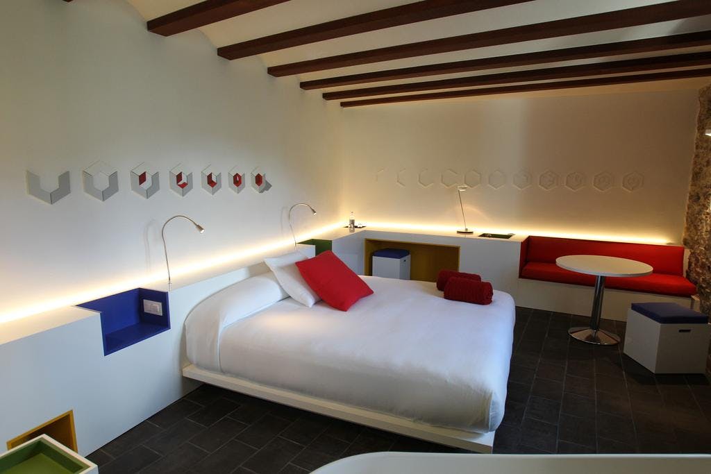 Junior Suite Cubículo, bed and desk