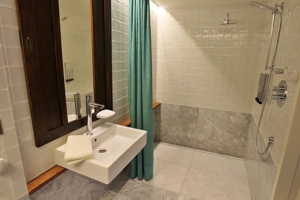 Double room Ulula, shower and sink