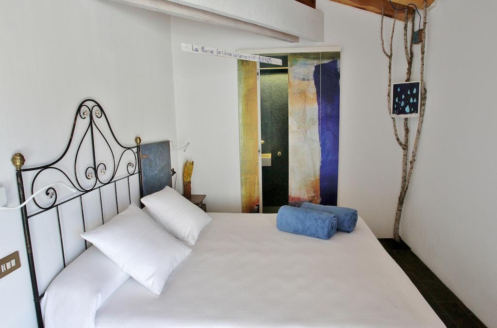 Double room La Sonrisa del Agua, bed and shower