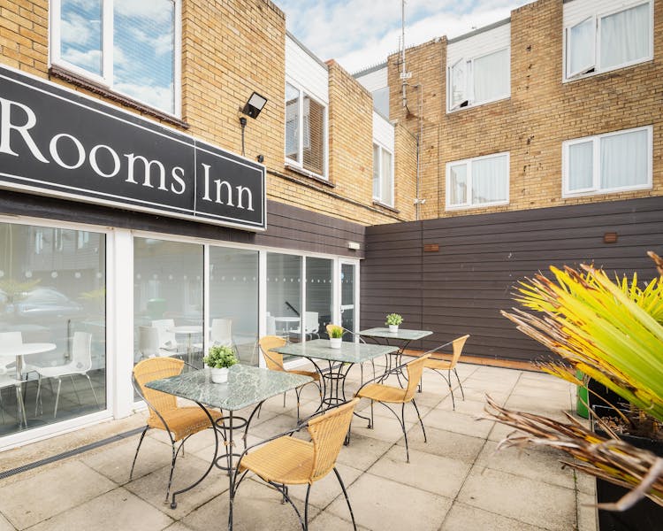Rooms Inn Newcastle outdoor seating area