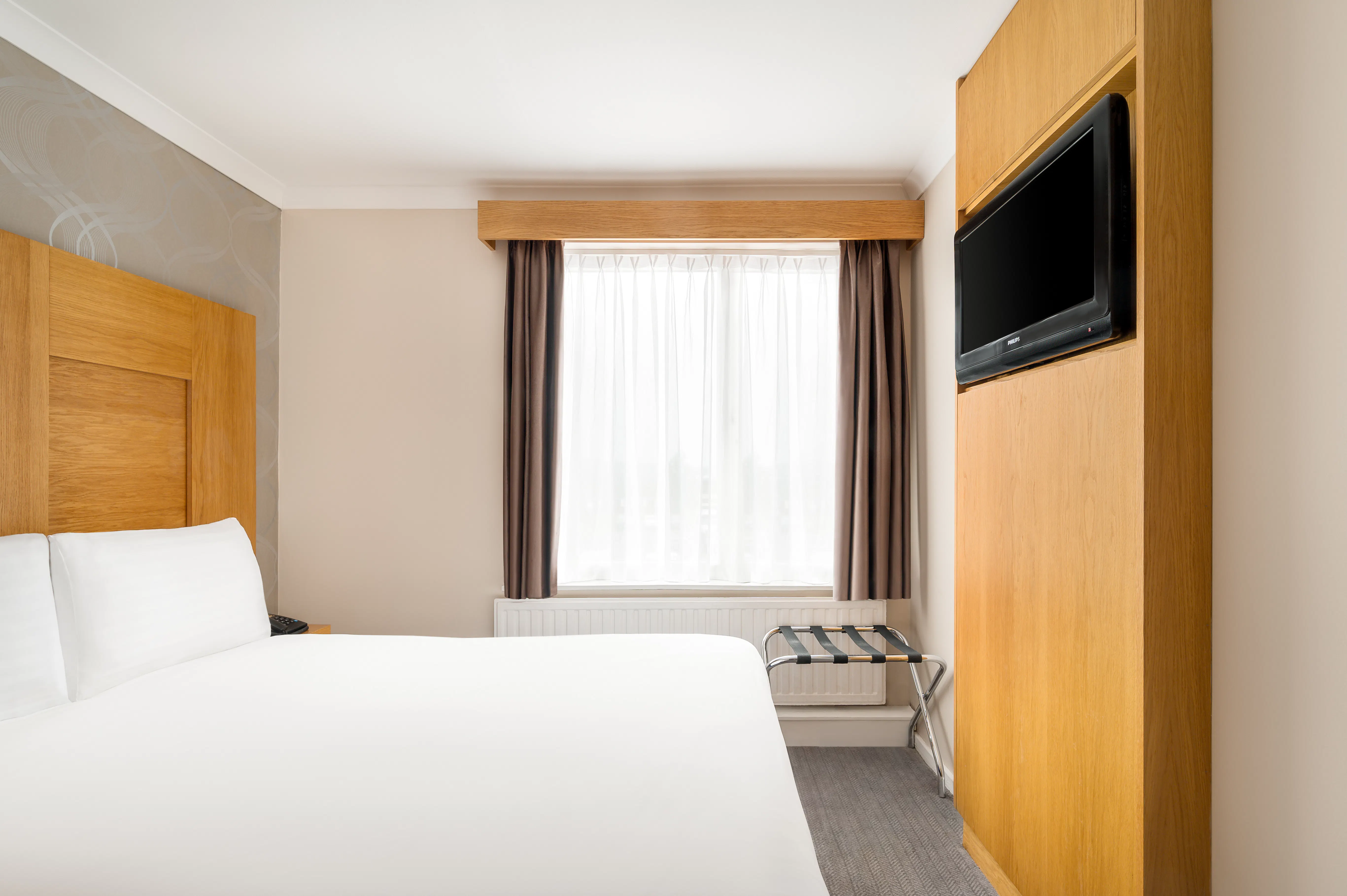 Rooms Inn Newcastle bed laid next to airy window