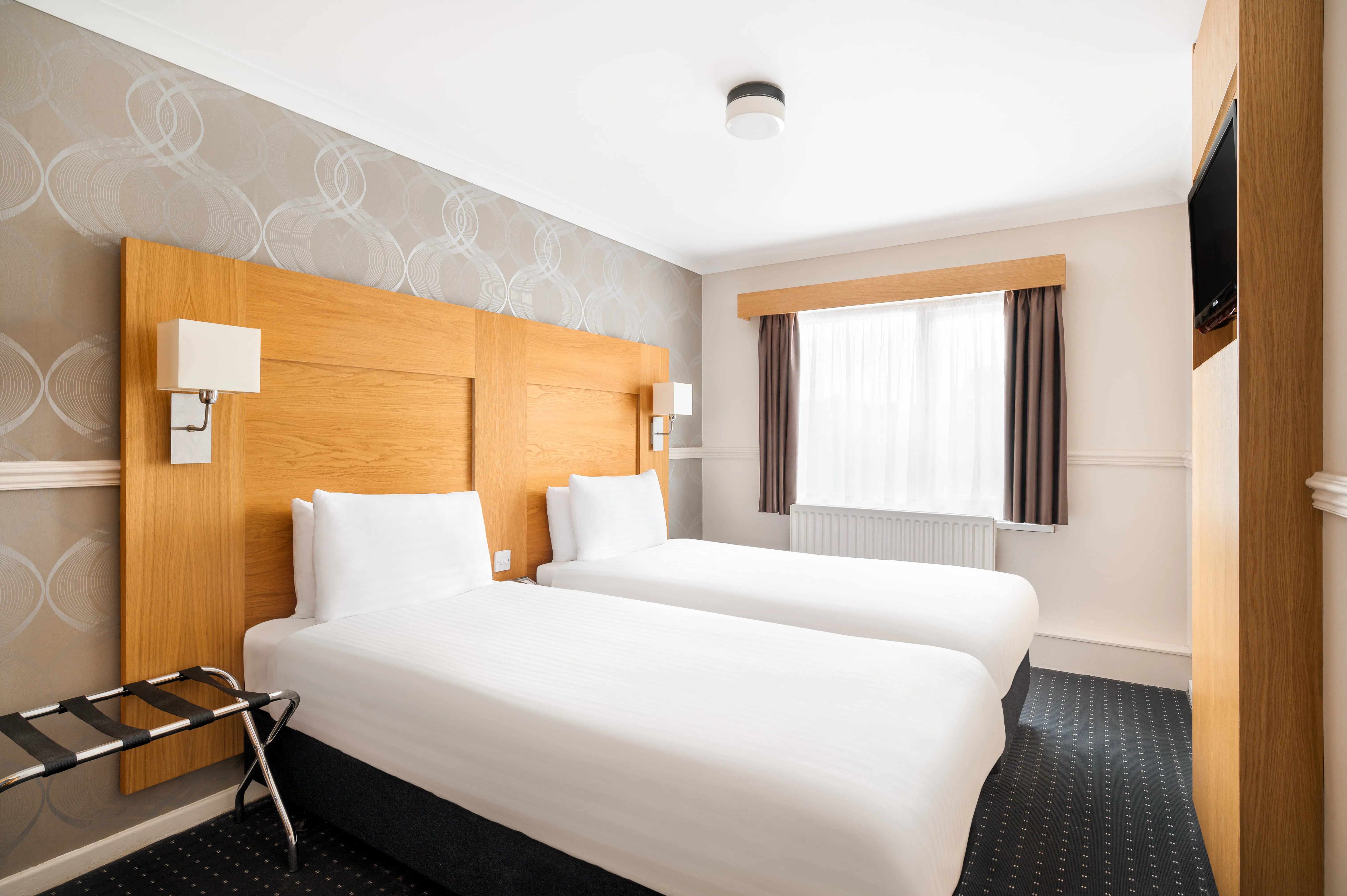 Rooms Inn Newcastle twin room view of two single beds