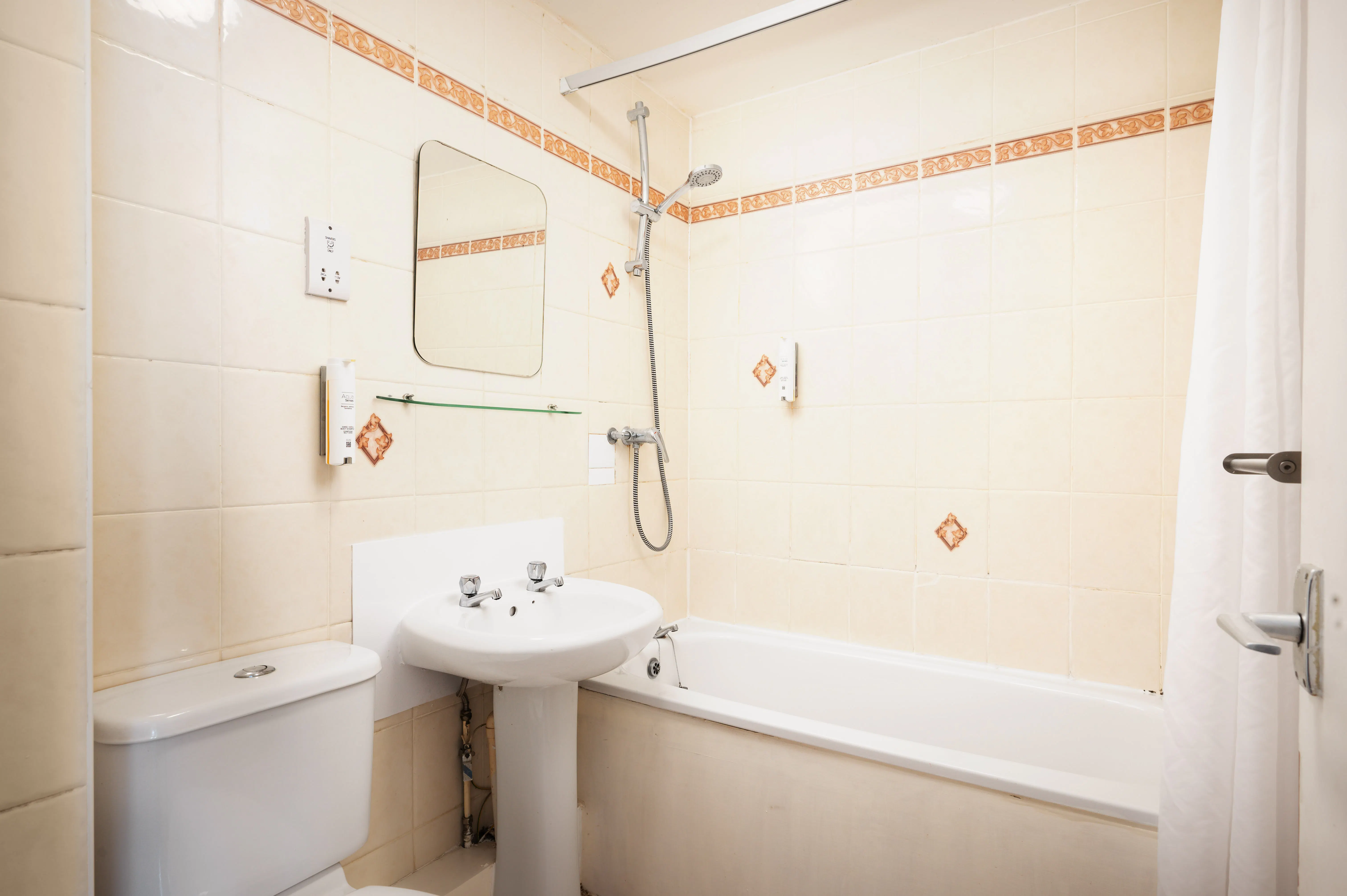 Rooms Inn Newcastle Family Room Bathroom
