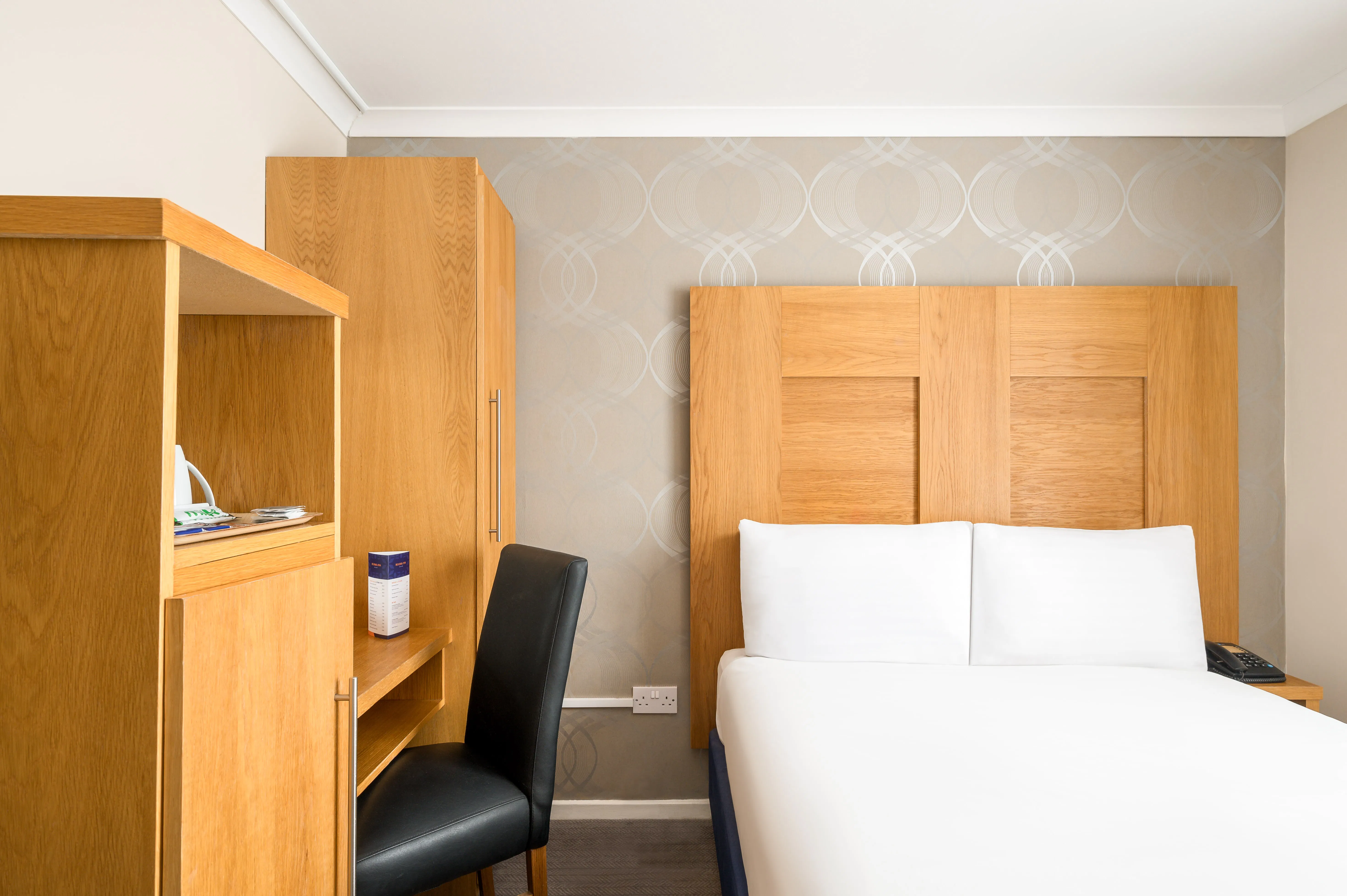 Rooms Inn Newcastle single room bed and amenities view