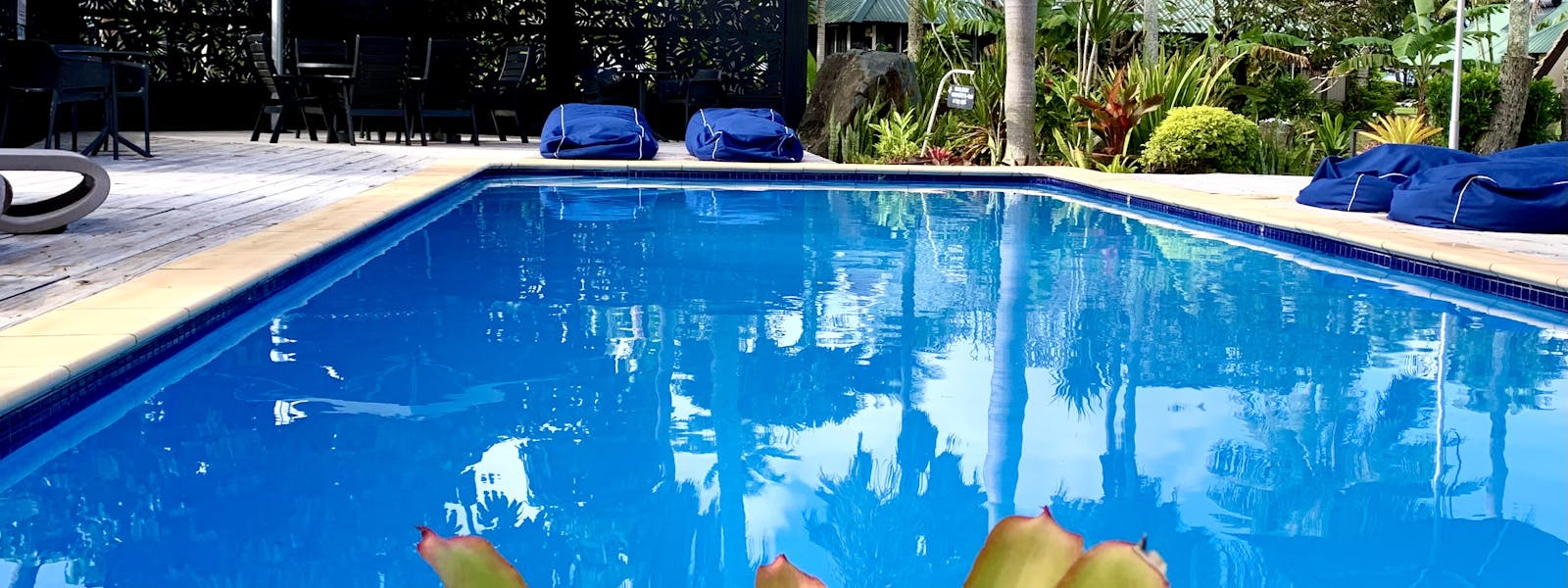 muri-beachcomber-rarotonga-pool-swimming-deck