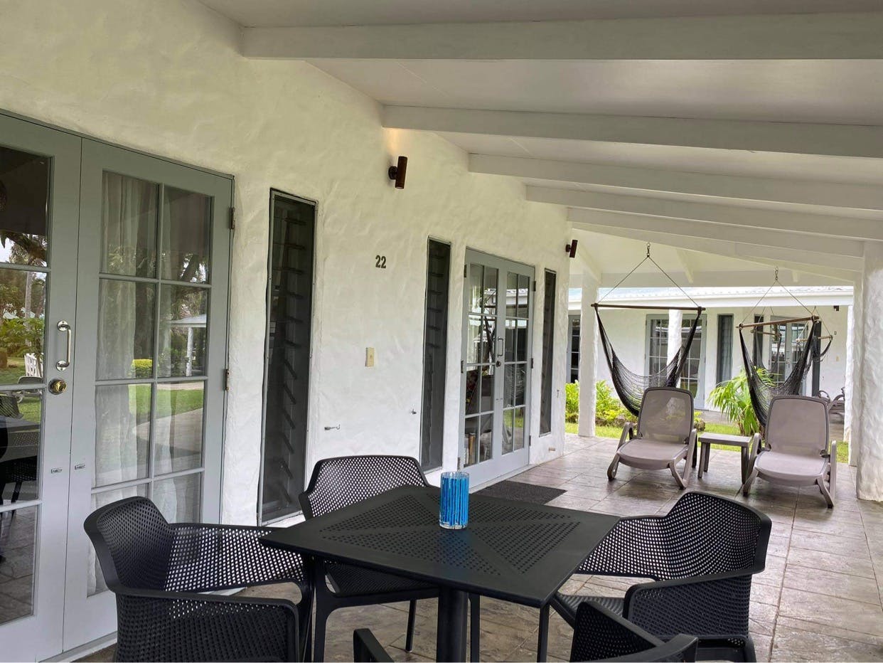 muri-beachcomber-rarotonga-watergarden-villa-veranda-outdoor-furniture-hammocks