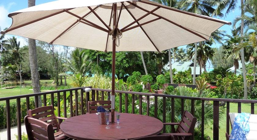 muri-beachcomber-rarotonga-family-garden-unit-deck-outdoor