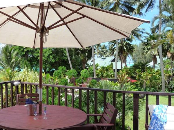 muri-beachcomber-rarotonga-family-garden-unit-deck-outdoor