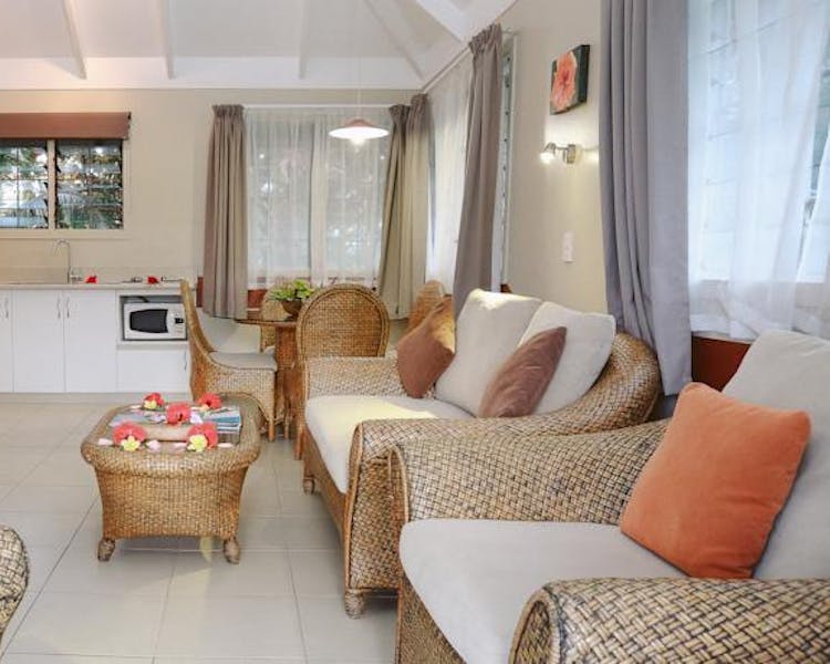 muri-beachcomber-rarotonga-seaview-unit-lounge