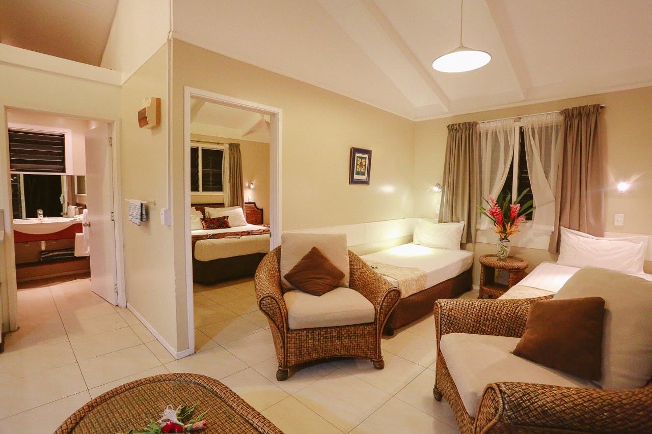 muri-beachcomber-rarotonga-garden-unit-lounge-bedroom