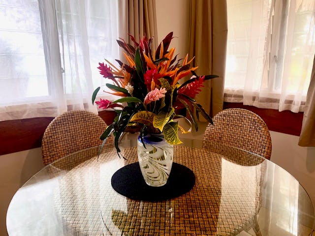 muri-beachcomber-rarotonga-flowers-dining-seaview-unit