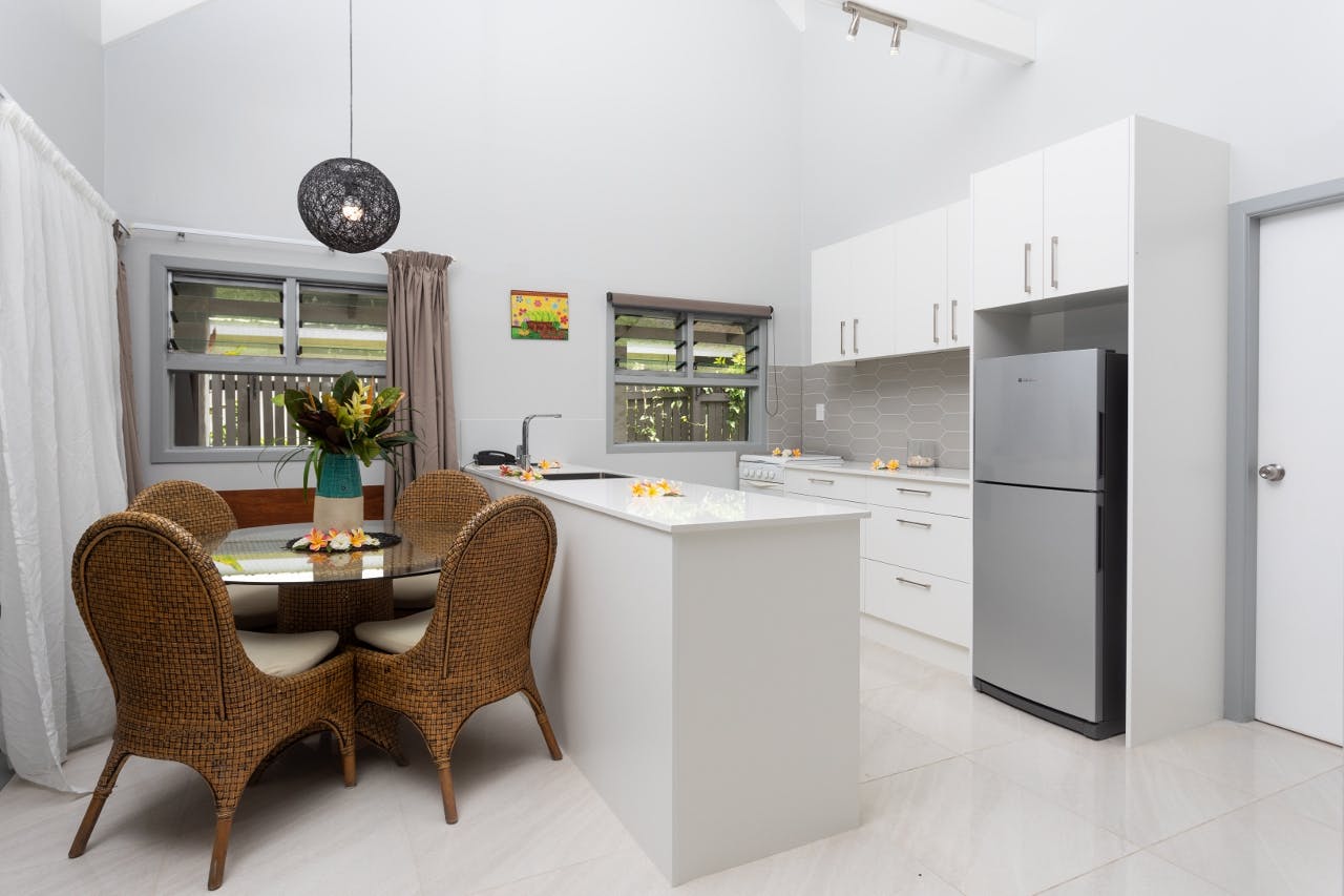 muri-beachcomber-rarotonga-watergarden-villa-kitchen-dining