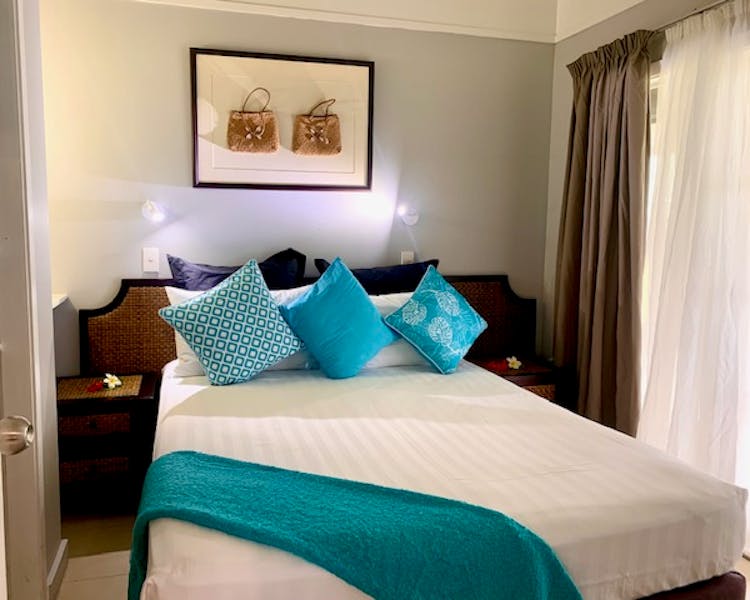 muri-beachcomber-rarotonga-bedroom-seaview-unit