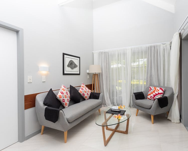 muri-beachcomber-rarotonga-watergarden-villa-lounge