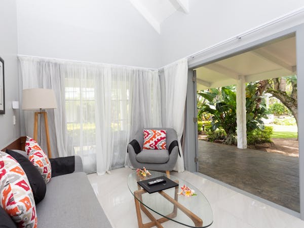 muri-beachcomber-rarotonga-watergarden-villa-lounge