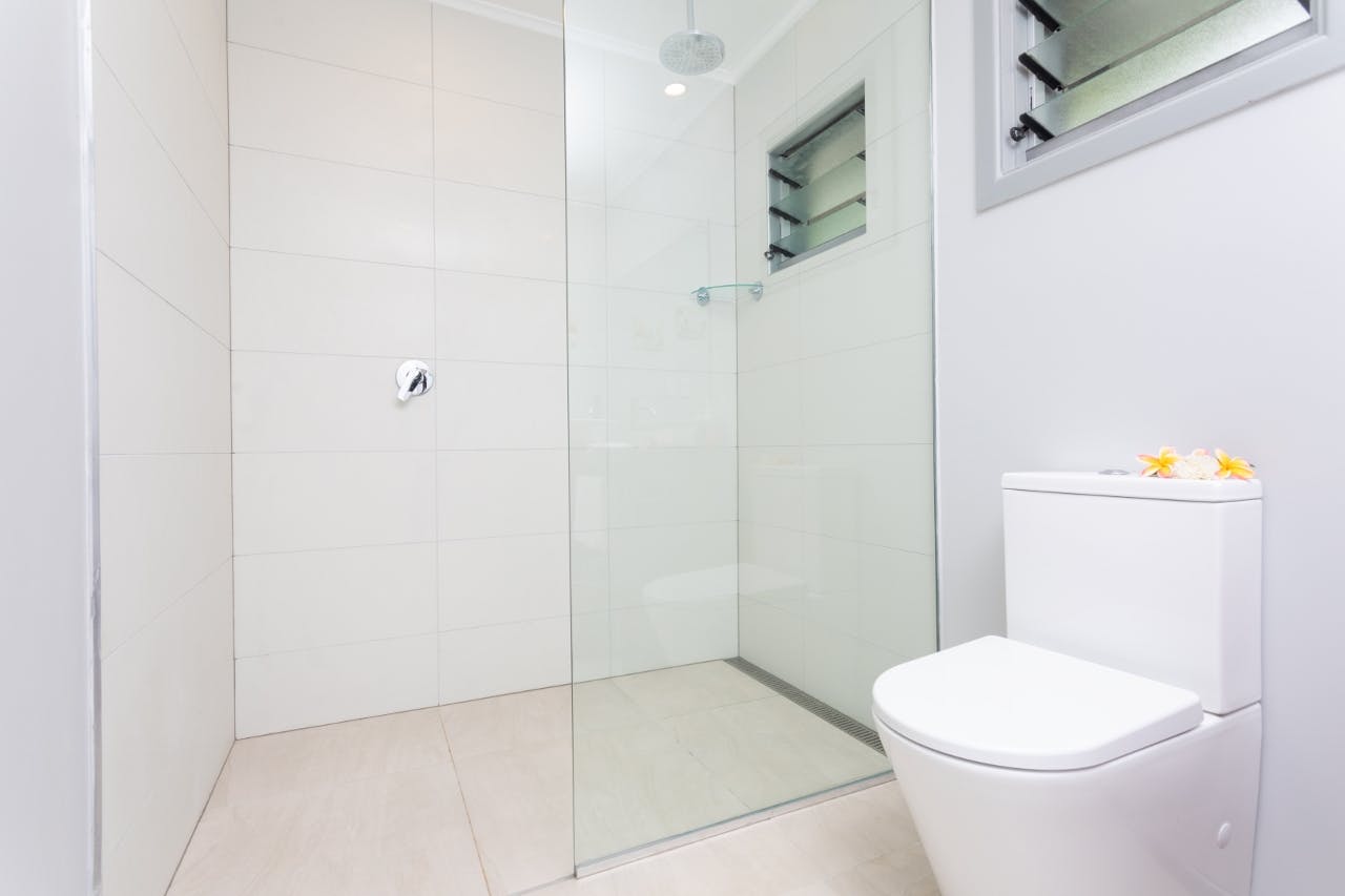 muri-beachcomber-rarotonga-watergarden-villa-bathroom