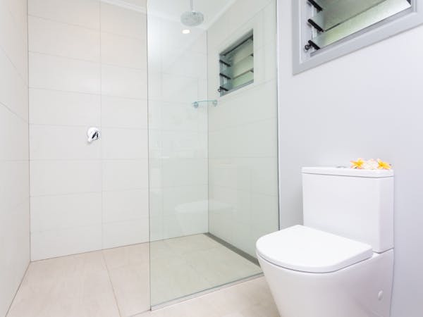 muri-beachcomber-rarotonga-watergarden-villa-bathroom