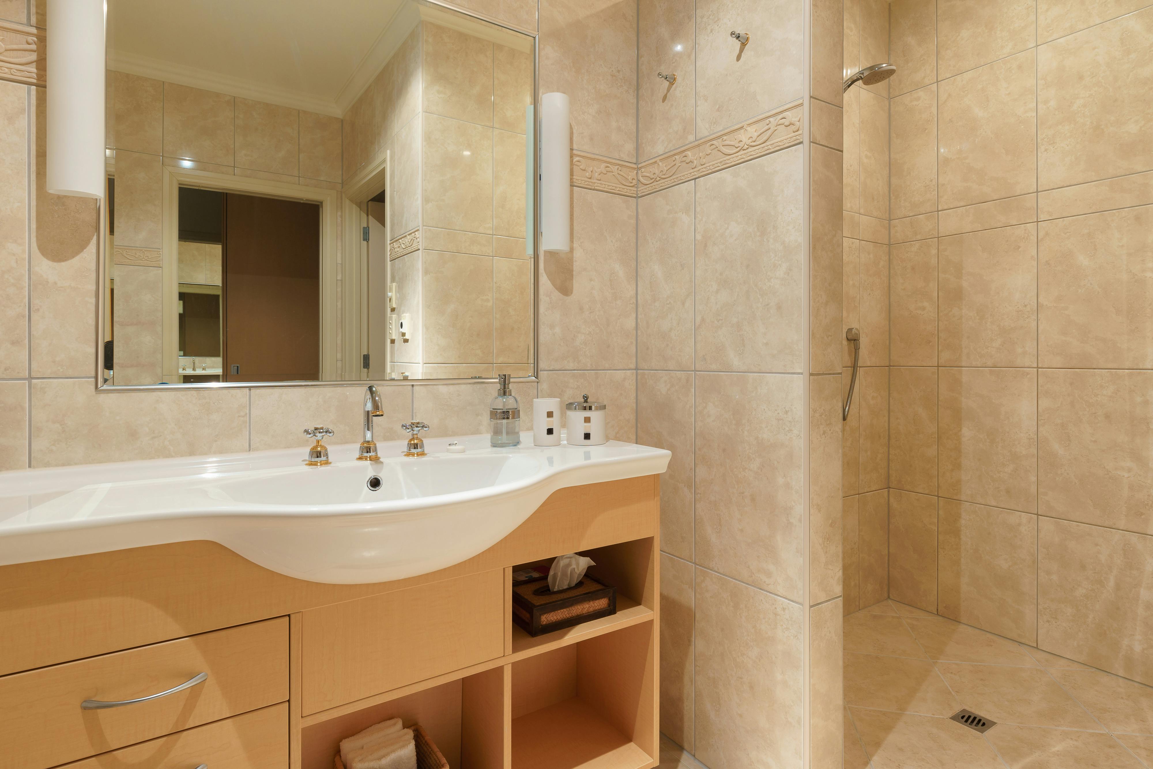 Tongariro & Ngaurahoe private bathroom