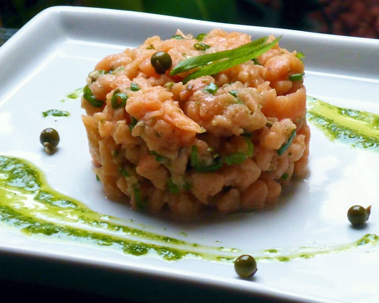 Restaurante Pelô Bistrô tartare de salmão com pimenta verde e wasabi