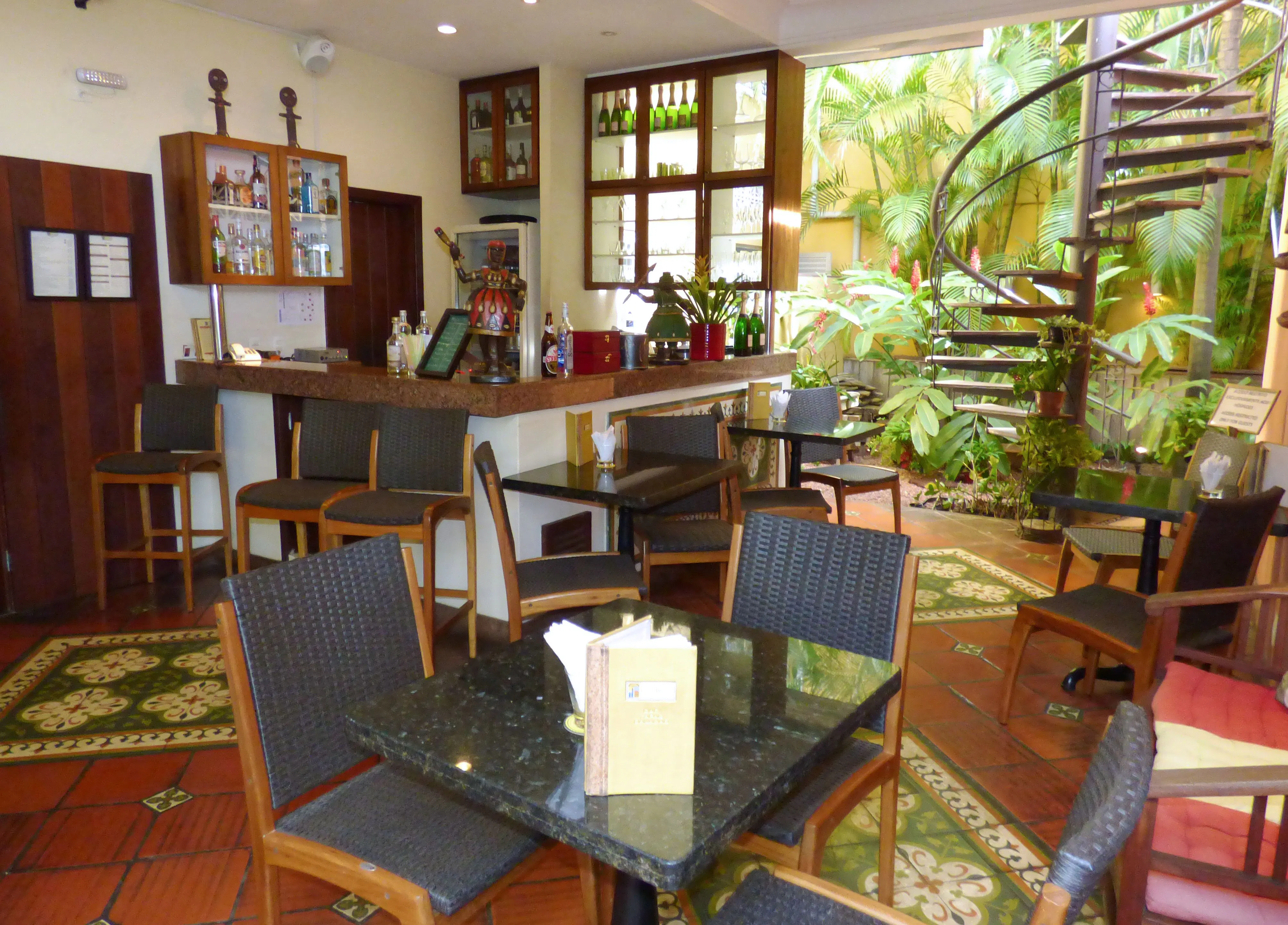Restaurante Pelô Bistrô ambiente do bar com jardim