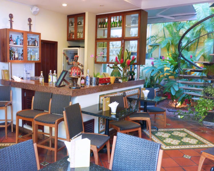 Restaurante Pelô Bistrô ambiente do bar com jardim