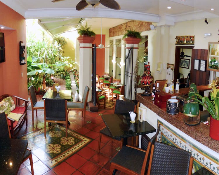 Restaurante Pelô Bistrô ambiente do bar com jardim