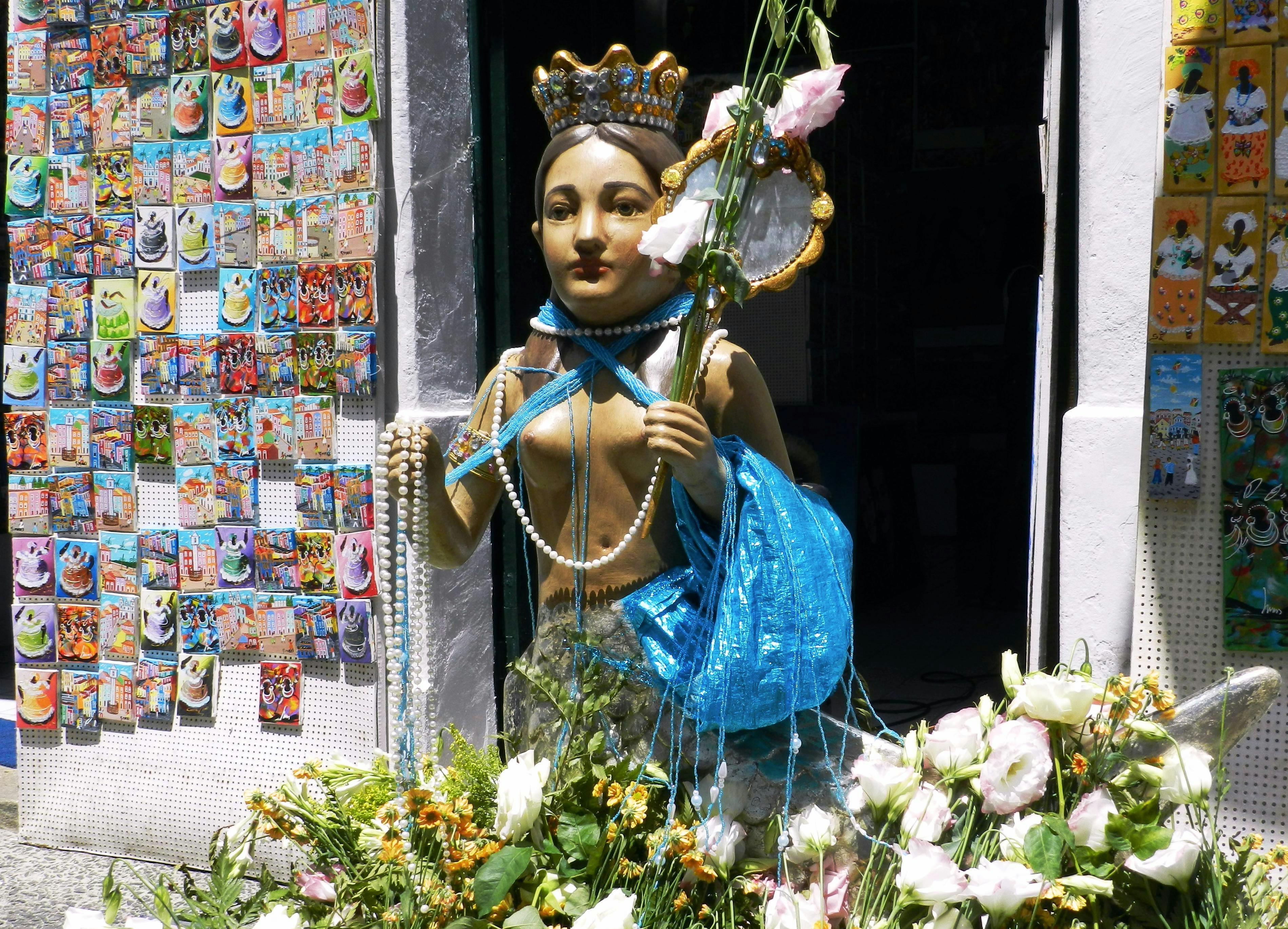 estatua de Iemanjá com flores festa de Iemanjá