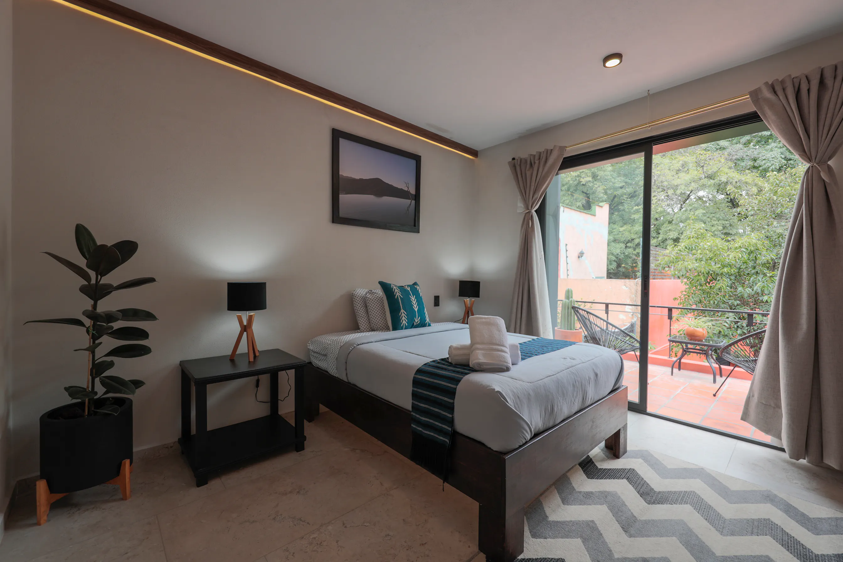 Monte Albán: Recamara principal con una cama matrimonial y terraza