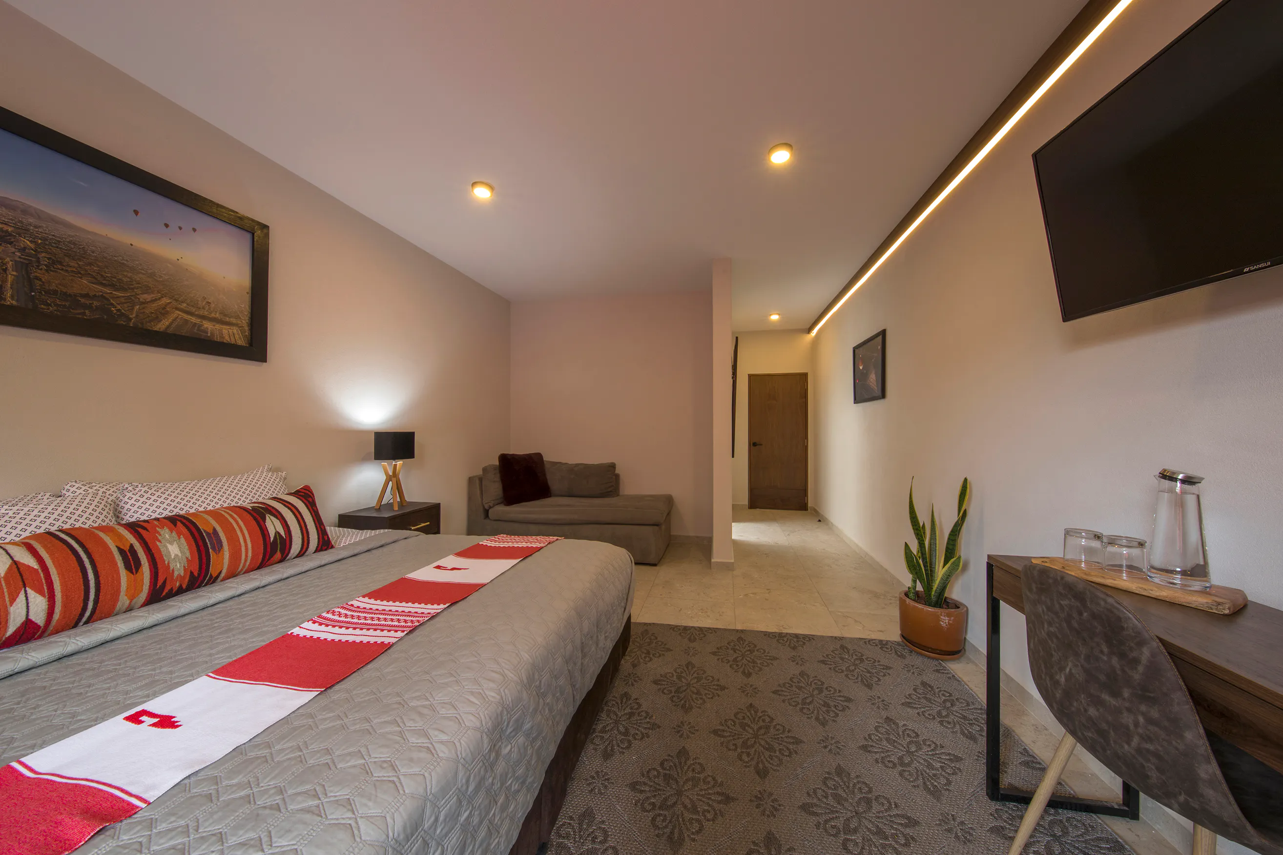 Teotihuacan : Una cama KS y escritorio