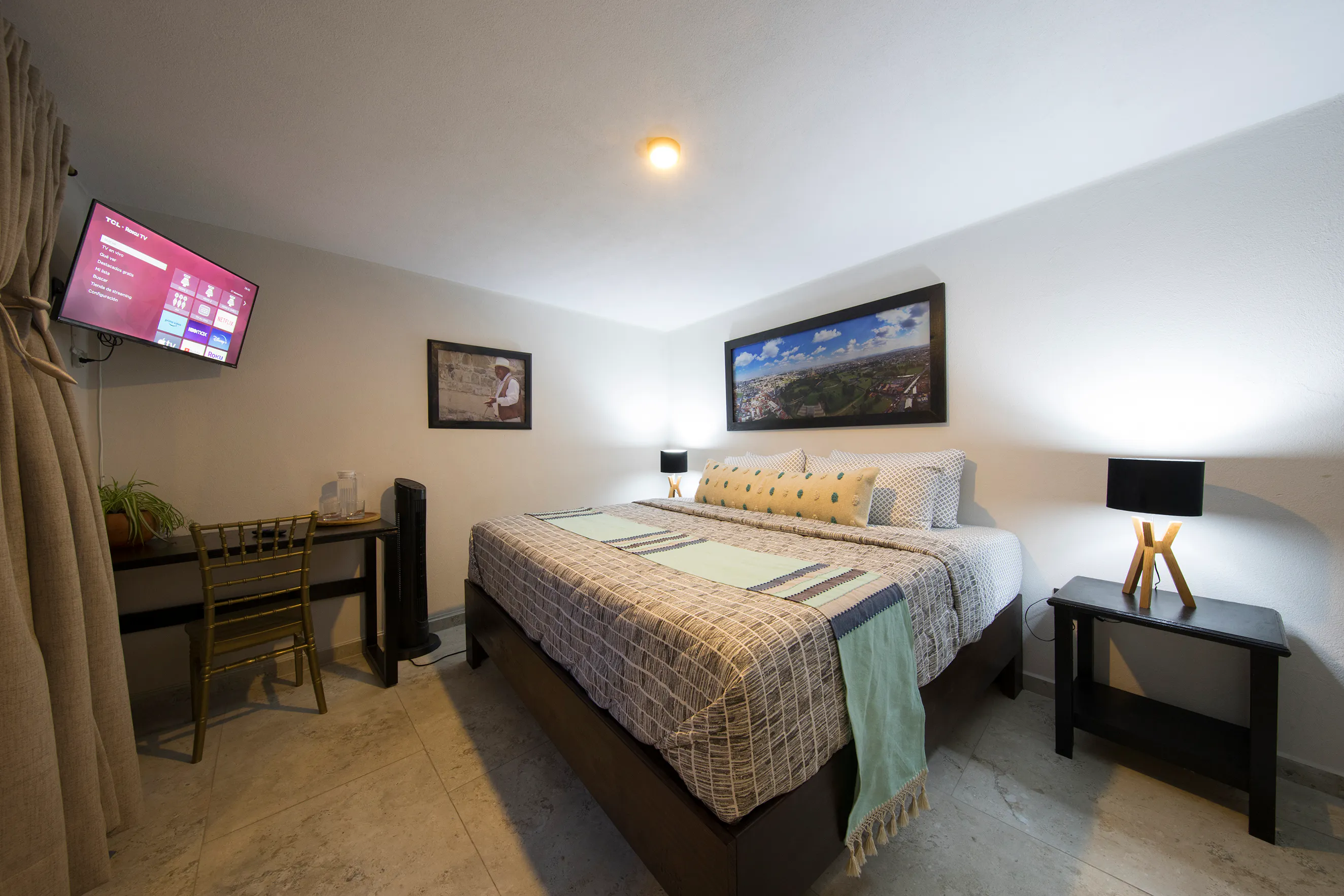 Cholula : Una Cama KS y MEsa de Trabajo