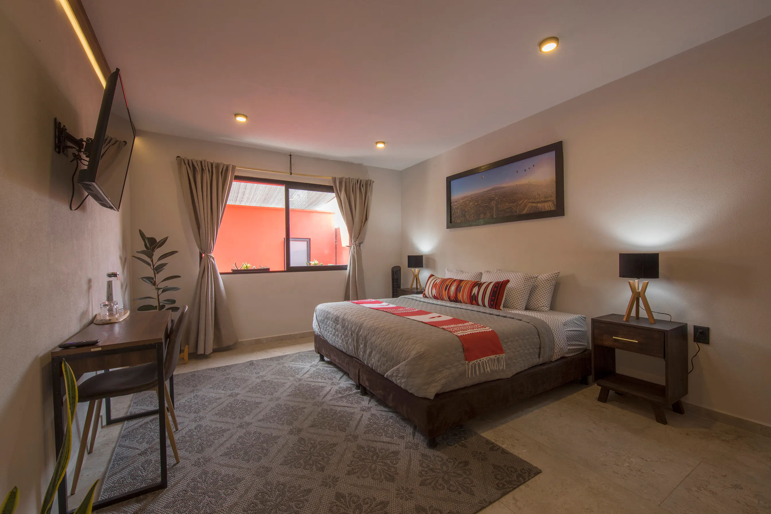 Teotihuacan : Una cama KS y escritorio