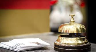 Cloche de réception et documents sur le comptoir.