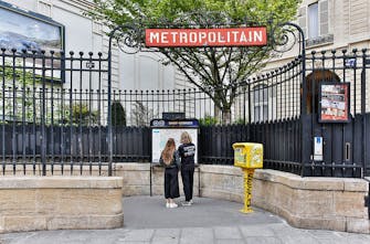 Entrée de la station de métro Pigalle à Paris