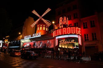 Moulin Rouge illuminé de nuit à Pigalle.