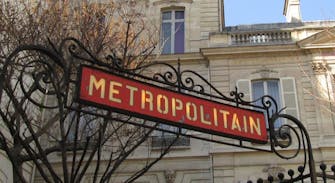 Enseigne Métropolitain sur un fond haussmannien.