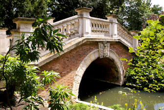 Petit pont romantique au Parc Monceau à Paris