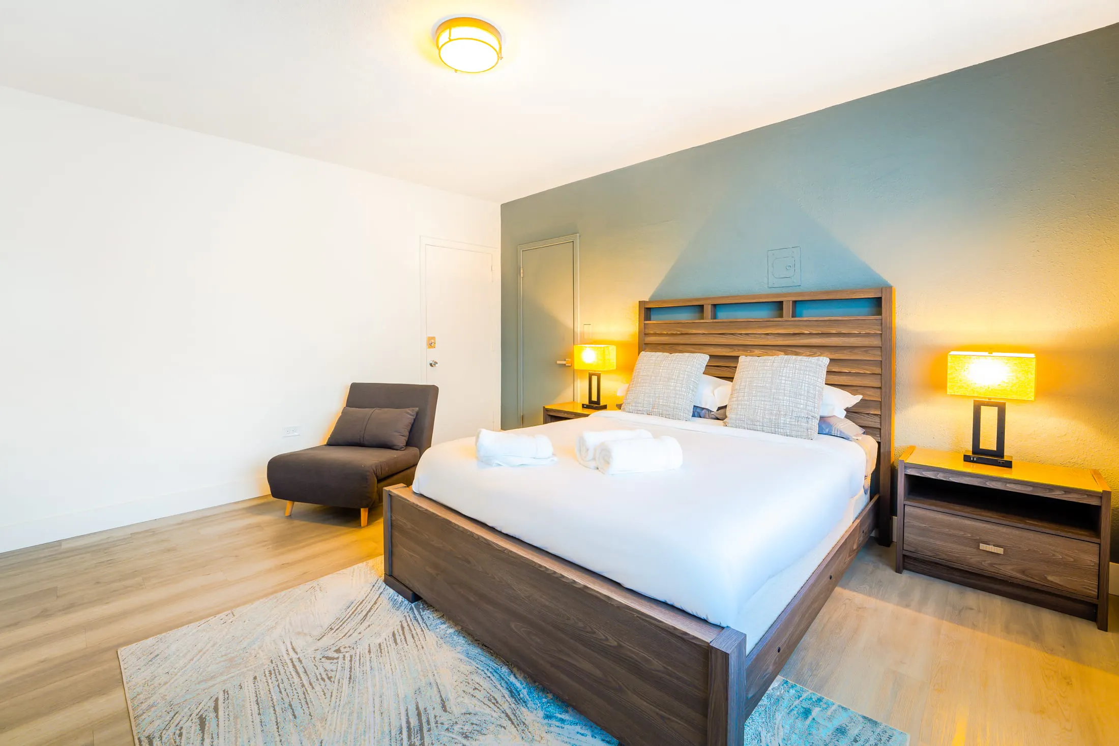 2 bedroom One queen bed two twin beds