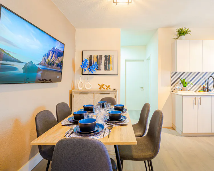 2 bedroom One queen bed two twin beds